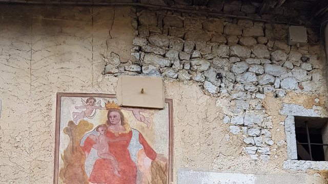 Restauro degli antichi affreschi siti in edifici privati di giais di aviano