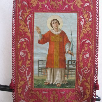 Restaurato lo stendardo processionale bifacciale con San Francesco e San Lorenzo di Rivo di Paluzza