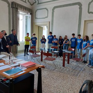 Il Presidente Giuseppe Morandini con i ragazzi del progetto Studiare in Friuli