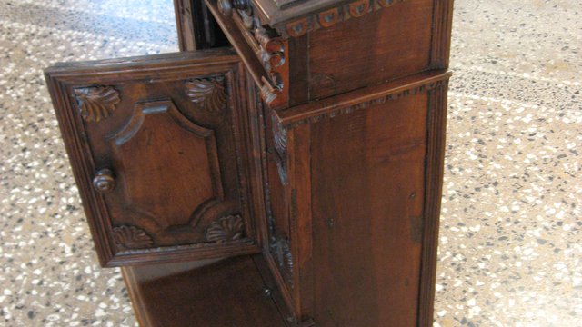 Restauro del mobilio di una camera carnica del settecento in esposizione al museo carnico