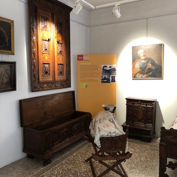 Restauro del mobilio di una camera carnica del settecento in esposizione al museo carnico di Tolmezzo