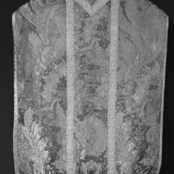 Restauro conservativo di una pianeta in lampasso di seta verde, completa di stola e manipolo