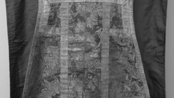 Restauro conservativo di una pianeta in lampasso di seta verde, completa di stola e manipolo