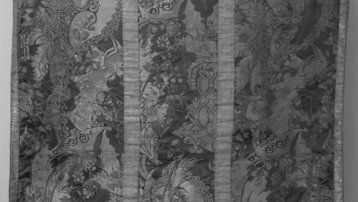 Restauro conservativo di una pianeta in lampasso di seta verde, completa di stola e manipolo