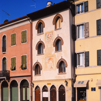 Interventi di restauro della fontana di piazza Paolo Diacono e della facciata della casa di Paolo Diacono