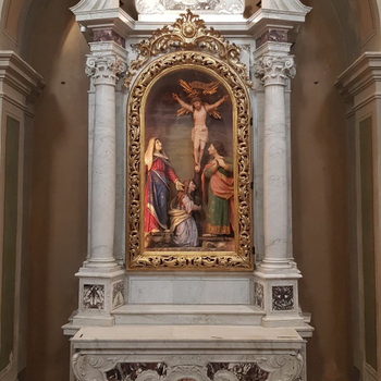 Restaurati l'altare della crocefissione e la cornice dorata della chiesa di santa maria maddalena
