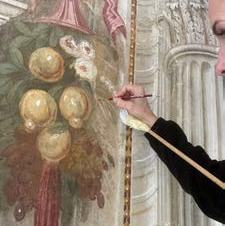 Palazzo Ragazzoni, salone d’onore, detto degli imperatori. Restauro delle superfici decorate con colonne, finti marmi, ghirlande floreali e timpano con putti