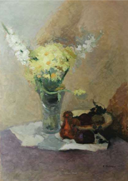 Vaso con fiori gialli e portafrutta