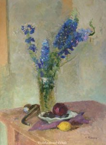 Vaso con fiori blu, portafrutta, limone