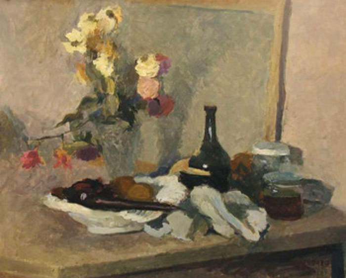 Vaso con fiori secchi, bottiglia e portafrutta