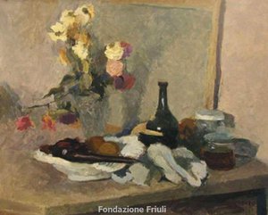 Vaso con fiori secchi, bottiglia e portafrutta