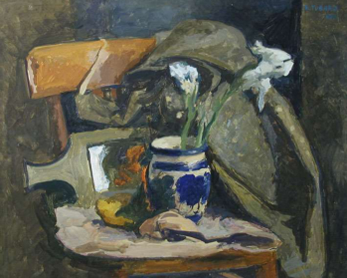 Vaso di fiori e specchio su sedia
