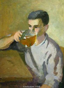 Ragazzo che beve da un boccale