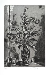 Vaso di fiori e conchiglie